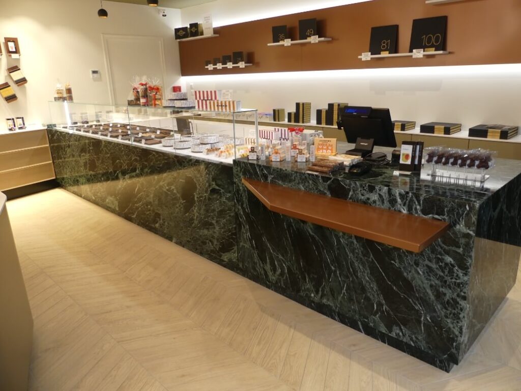 Chocolaterie - Landerneau - comptoir en marbre verde Alpi Poli 20