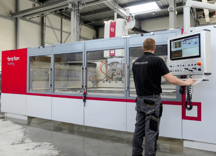 un employé de Granit Evolution sur une machine